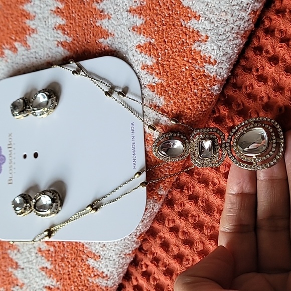 Brand NEW Blossom Box Indian Desi Kundan Jewery Set Necklace And Earrings - Picture 2 of 2